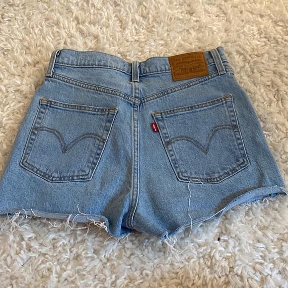 Levi’s Ribcage Jean Short - Picture 3 of 3